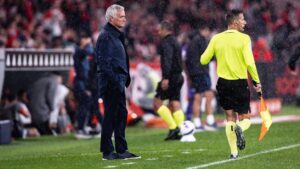 Benfica-Trainer José Mourinho gestikuliert während einer Pressekonferenz im Presseraum