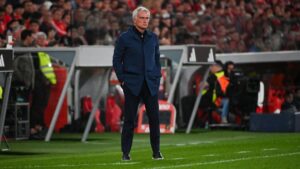 José Mourinho steht gestikulierend an der Seitenlinie in Erwartung seiner Rückkehr zu Real Madrid