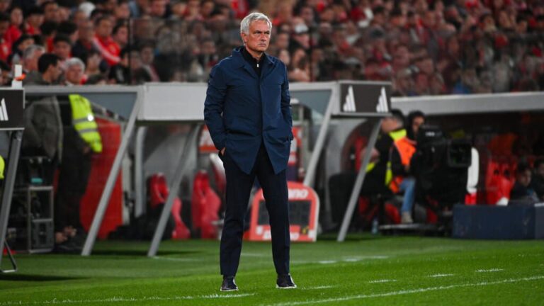 José Mourinho steht gestikulierend an der Seitenlinie in Erwartung seiner Rückkehr zu Real Madrid
