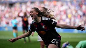 Jule Brand im Trikot von Olympique Lyon beim Dribbling während eines Spiels in der Women's Champions League