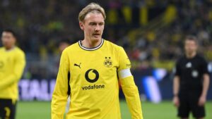 Julian Brandt im Trikot von Borussia Dortmund klatscht in die Hände und blickt in Richtung der Fans