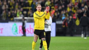 Julian Brandt im Trikot von Borussia Dortmund klatscht nach seinem letzten Heimspiel gegen Eintracht Frankfurt die Fans ab