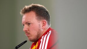 Bundestrainer Julian Nagelsmann schaut fokussiert während eines Interviews zur DFB-Kader-Nominierung.