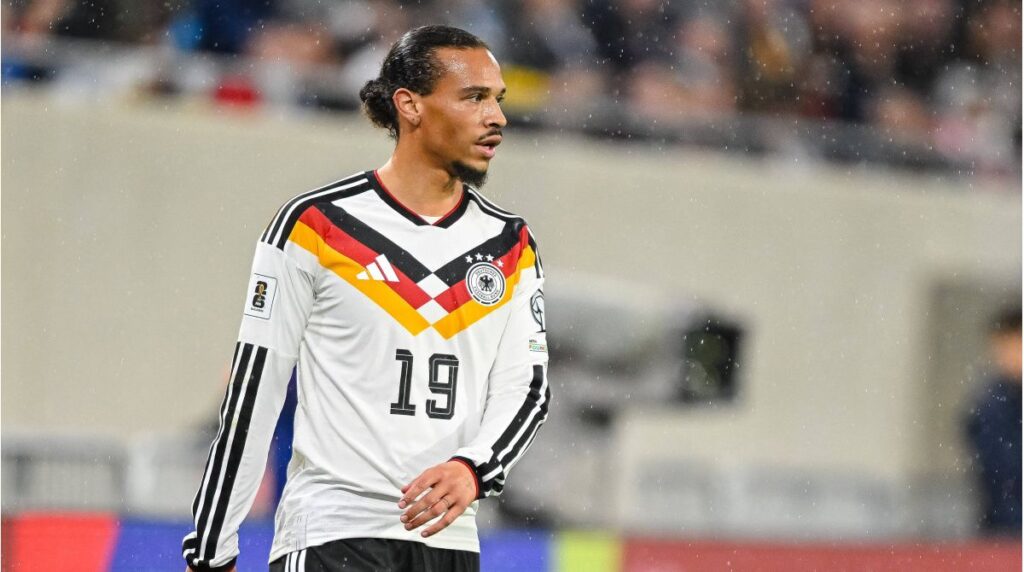 Bundestrainer Julian Nagelsmann im Gespräch mit Leroy Sané während einer Trainingseinheit der deutschen Nationalmannschaft
