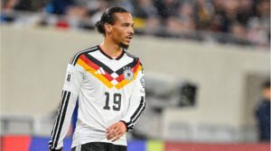 Bundestrainer Julian Nagelsmann im Gespräch mit Leroy Sané während einer Trainingseinheit der deutschen Nationalmannschaft