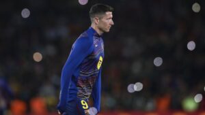 Robert Lewandowski im Trikot des FC Barcelona mit nachdenklichem Blick auf dem Spielfeld