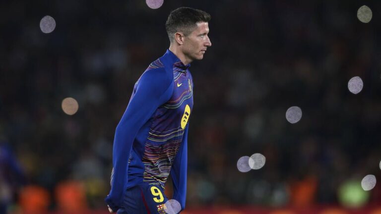 Robert Lewandowski im Trikot des FC Barcelona mit nachdenklichem Blick auf dem Spielfeld