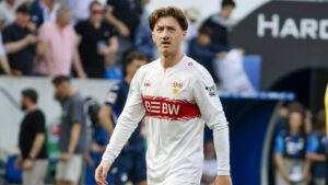 Angelo Stiller im Trikot des VfB Stuttgart beim Passspiel