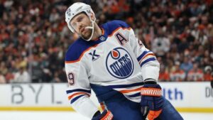 Ein enttäuschter Leon Draisaitl im Trikot der Edmonton Oilers auf dem Eis nach dem Playoff-Aus gegen die Anaheim Ducks.
