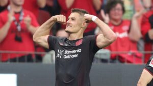 Deniz Undav, Patrik Schick und Andrej Kramaric im Trikot ihrer jeweiligen Bundesliga-Vereine beim Torjubel