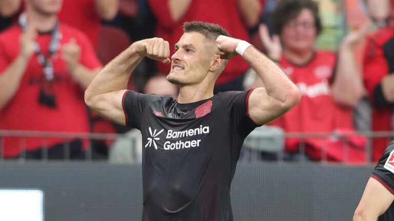 Deniz Undav, Patrik Schick und Andrej Kramaric im Trikot ihrer jeweiligen Bundesliga-Vereine beim Torjubel