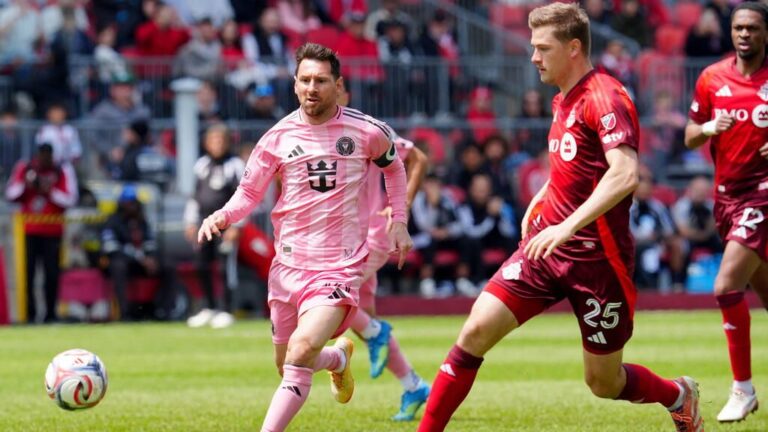 Lionel Messi jubelt im Trikot von Inter Miami über sein Tor im MLS-Spiel gegen den FC Toronto