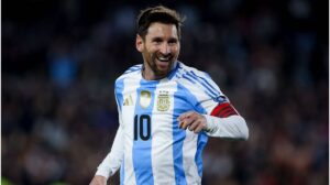 Lionel Messi im Trikot der argentinischen Nationalmannschaft gestikuliert auf dem Spielfeld