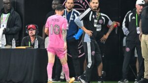 Lionel Messi im Trikot von Inter Miami greift sich schmerzverzerrt an den Oberschenkel
