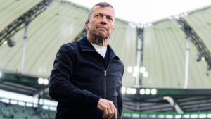 Lothar Matthäus gestikuliert als TV-Experte im Stadion vor einem Bundesliga-Spiel