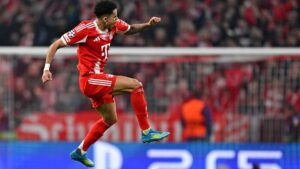 Luis Diaz jubelt im Trikot des FC Bayern München auf dem Spielfeld