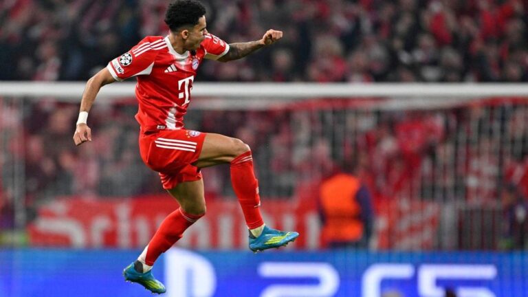 Luis Diaz jubelt im Trikot des FC Bayern München auf dem Spielfeld
