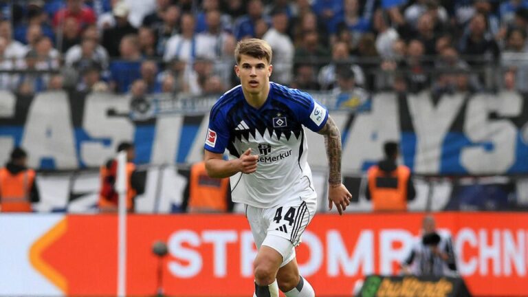 Luka Vuskovic im Trikot des Hamburger SV am Ball während eines Fußballspiels