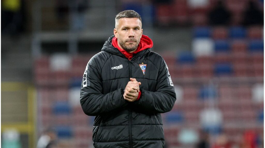 Lukas Podolski im Trikot von Górnik Zabrze klatscht auf dem Spielfeld in die Hände
