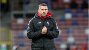 Lukas Podolski im Trikot von Górnik Zabrze klatscht auf dem Spielfeld in die Hände