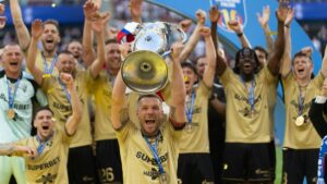 Lukas Podolski reckt jubelnd den polnischen Pokal im Trikot von Gornik Zabrze in die Höhe