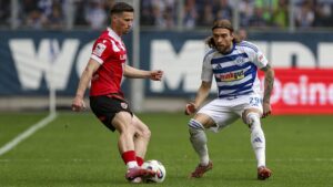 Spieler des MSV Duisburg bejubeln einen Treffer auf dem Rasen