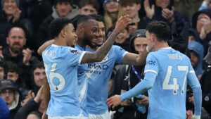 Phil Foden von Manchester City am Ball im strömenden Regen von London gegen Crystal Palace.