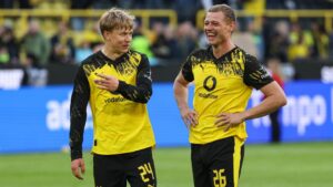 Daniel Svensson im Trikot von Borussia Dortmund blickt fokussiert auf das Spielfeld