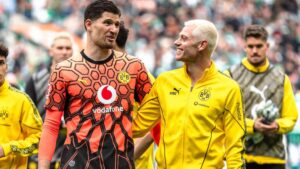 BVB-Verteidiger Julian Ryerson im Trikot von Borussia Dortmund auf dem Spielfeld