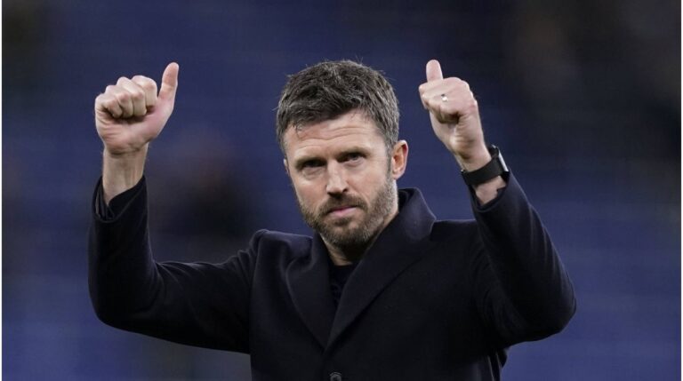 Michael Carrick gibt Anweisungen an der Seitenlinie von Manchester United