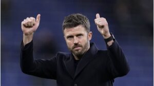 Trainer Michael Carrick von Manchester United steht fokussiert am Spielfeldrand