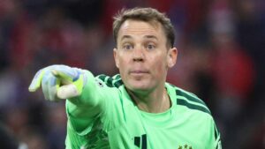 Manuel Neuer im Torwart-Trikot der deutschen Nationalmannschaft mit fokussiertem Blick auf dem Spielfeld