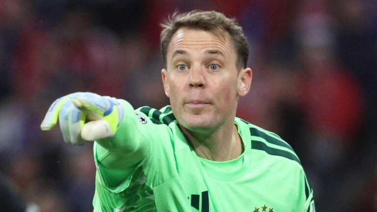 Manuel Neuer im Torwart-Trikot der deutschen Nationalmannschaft mit fokussiertem Blick auf dem Spielfeld