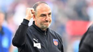 Heidenheim-Trainer Frank Schmidt gestikuliert fokussiert am Spielfeldrand im Bundesliga-Abstiegskampf.