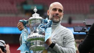 Pep Guardiola gestikuliert nachdenklich an der Seitenlinie im Trikot von Manchester City