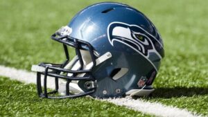 Das Logo der Seattle Seahawks auf dem Spielfeld des Lumen Field Stadions
