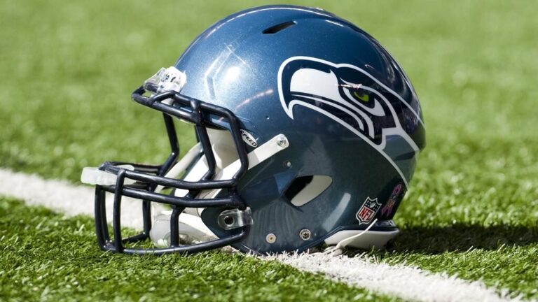 Das Logo der Seattle Seahawks auf dem Spielfeld des Lumen Field Stadions