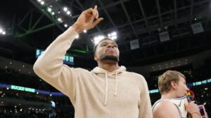 Giannis Antetokounmpo im Trikot der Milwaukee Bucks mit nachdenklichem Blick auf dem Spielfeld