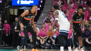 Victor Wembanyama beim Block gegen einen Spieler der Minnesota Timberwolves in den NBA-Playoffs