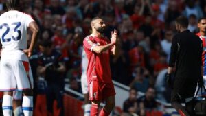 Mohamed Salah im Trikot des FC Liverpool blickt nachdenklich auf das Spielfeld
