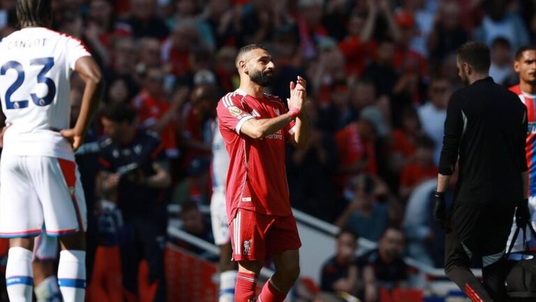 Mohamed Salah im Trikot des FC Liverpool blickt nachdenklich auf das Spielfeld