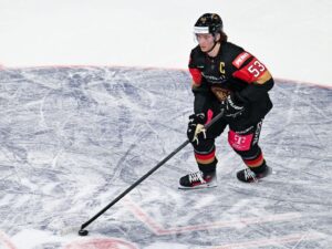 Eishockey-Nationalspieler Moritz Seider im Trikot der deutschen Nationalmannschaft auf dem Eis