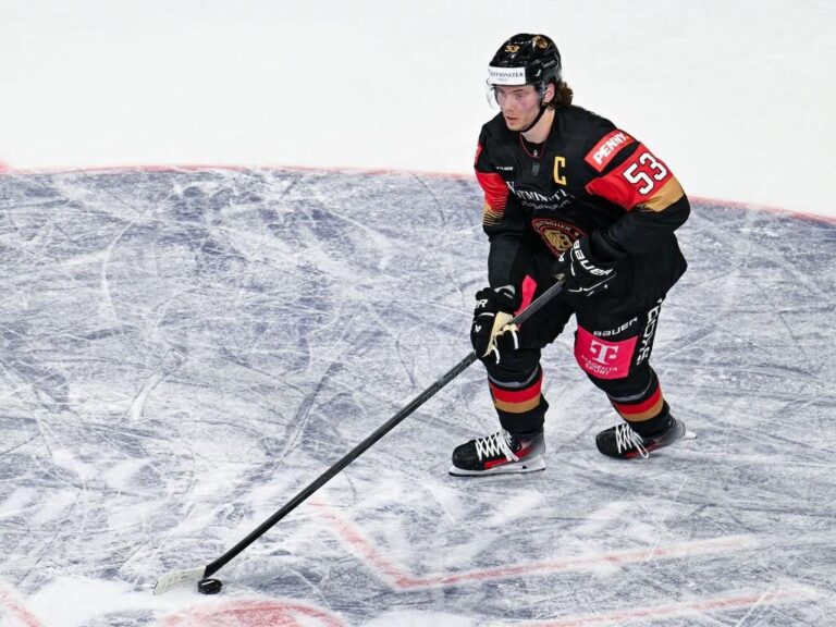 Eishockey-Nationalspieler Moritz Seider im Trikot der deutschen Nationalmannschaft auf dem Eis