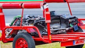Streckenposten und Sanitäter kümmern sich um ein verunfalltes MotoGP-Motorrad im Kiesbett von Barcelona