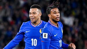 Collage von internationalen Fußballstars vor dem Hintergrund einer Weltkarte