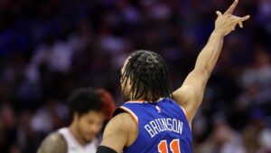 Jalen Brunson wirft den Basketball im NBA-Spiel der New York Knicks gegen die Philadelphia 76ers