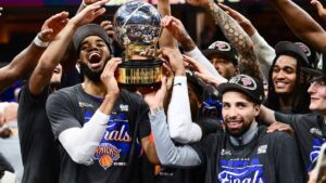 Jubelnde Spieler der New York Knicks auf dem Spielfeld nach dem Einzug in die NBA Finals