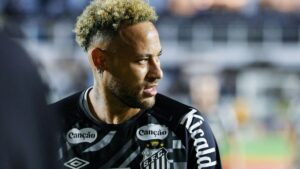 Neymar im Trikot des FC Santos schaut nachdenklich auf dem Spielfeld