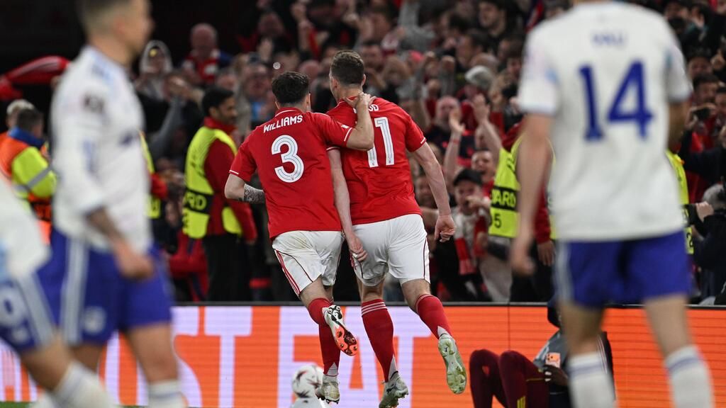 Chris Wood von Nottingham Forest bejubelt seinen Treffer im Europa-League-Spiel gegen Aston Villa
