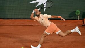 Novak Djokovic jubelt nach seinem Sieg in der Nightsession der French Open auf dem Sandplatz von Roland Garros.